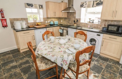 Brynsiencyn House | TYN Y GIAT: Cozy Bungalow
