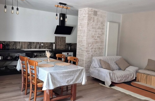 Migron House | Typical Charente farmhouse with enclosed garden planted with trees.