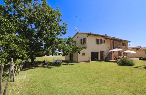 Foiano della Chiana Villa | Typical farmhouse with private swimming pool and large outdoor area. Situated near the village of Fo