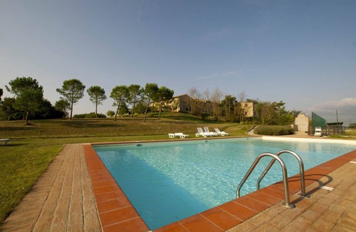 Asciano Apartment | Typical former farmhouse of Tuscany, with tennis court , swimming pool,flatT6bs