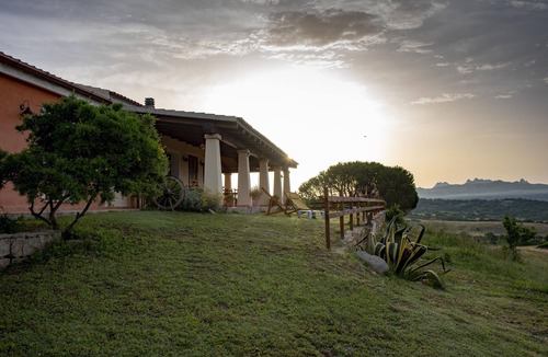 San Pasquale House | Typical house with panoramic views, in the countryside 15 minutes from the sea.
