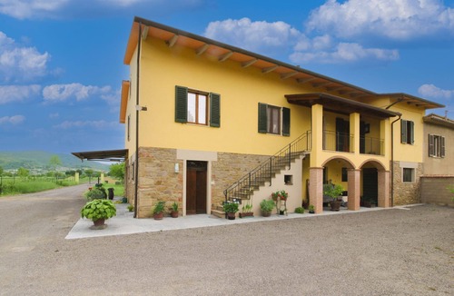 Le Piazze Villa | Typical Tuscan house with private and fenced swimming pool. View on the village of Castiglion Fioren