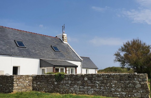 Ushant House | Typical Ouessantine house entirely renovated with its enclosed garden planted with trees.