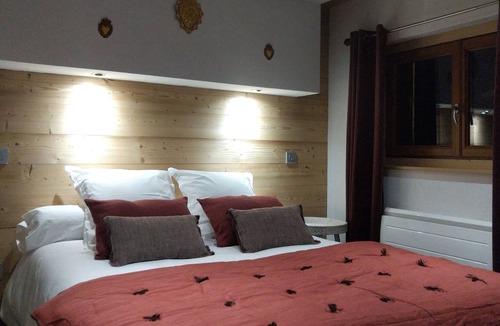 Les Bottieres House | Typical Savoyard house with private heated pool