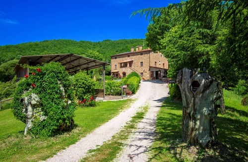 Bivio Lugnano Villa | Typical stone farmhouse with private pool and tennis court. Located on the border between Tuscany an
