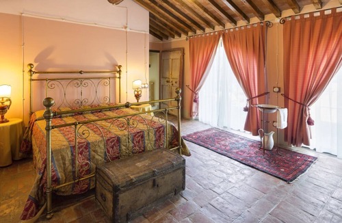 Lucignano Villa | Typical stone villa with private swimming pool and large, green outdoor area. In a panoramic and qui