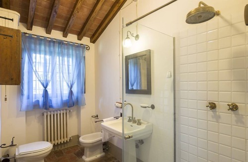 Lucignano Villa | Typical stone villa with private swimming pool and large, green outdoor area. In a panoramic and qui