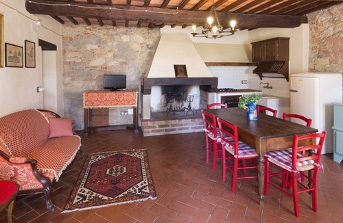 Lucignano Villa | Typical stone villa with private swimming pool and large, green outdoor area. In a panoramic and qui