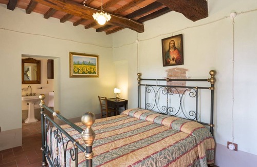 Lucignano Villa | Typical stone villa with private swimming pool and large, green outdoor area. In a panoramic and qui