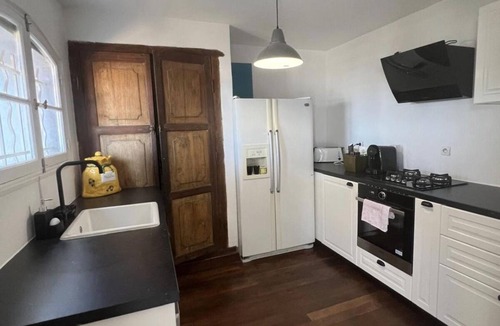 16th Arrondissement House | Typical, very spacious villa with private pool on the seafront