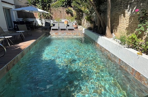 16th Arrondissement House | Typical, very spacious villa with private pool on the seafront