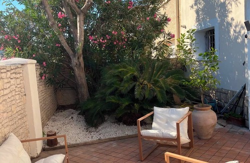 16th Arrondissement House | Typical, very spacious villa with private pool on the seafront