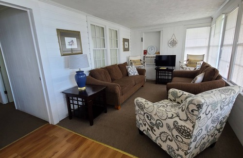 White Lake Cottage | Tyson's Bungalow, the Spacious 5-bedroom cottage in White Lake