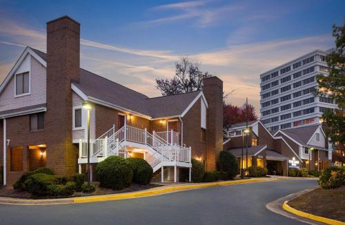 Tysons Hotel | Tysons Corner Suites, A Baymont by Wyndham