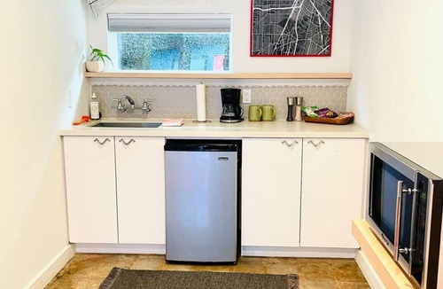 Hyde Park Apartment | UH Coogs' Studio 8 in walkable Mid-town Houston Montrose centralized location.
