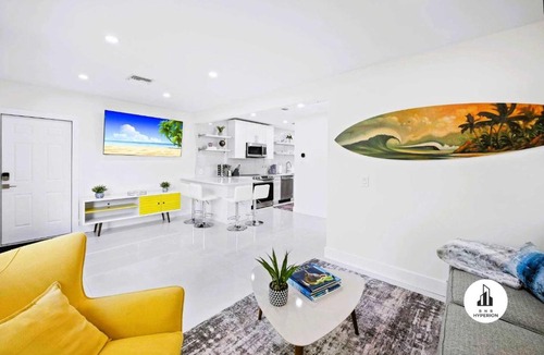 Victoria Park Apartment | Uhost AI - Elegant 1B Haven in Fort Lauderdale