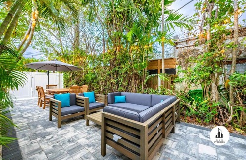 Victoria Park Apartment | Uhost AI - Elegant 1B Haven in Fort Lauderdale