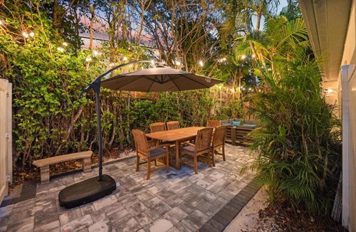 Victoria Park Apartment | Uhost AI - Elegant 1B Haven in Fort Lauderdale