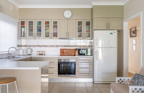 Ulladulla House | Ulladulla - Sleeps 8! Pet Friendly! WIFI! Aircon! flat yard for pets and kids.