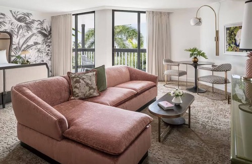Hunt Club Hotel | Ultimate Comfort King Room for Couples – Steps from Golf Courses