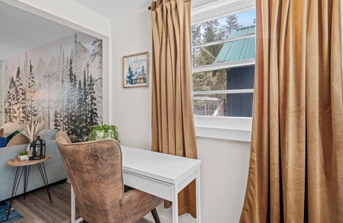 La Pine Cottage | Ultimate Getaway ~ Hot tub ~ Sauna ~ Fire pit ~ Sun room ~ Mins from hwy & town
