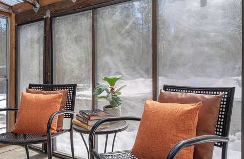 La Pine Cottage | Ultimate Getaway ~ Hot tub ~ Sauna ~ Fire pit ~ Sun room ~ Mins from hwy & town