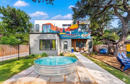 South Manchaca House | Ultimate Getaway with Cowboy Pool Fire Pit Rooftop