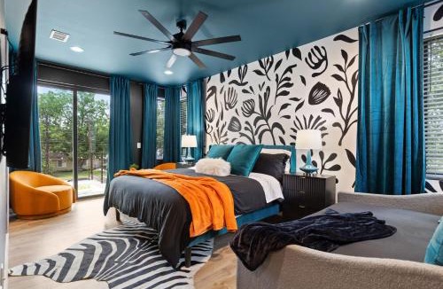 South Manchaca House | Ultimate Getaway with Cowboy Pool Fire Pit Rooftop