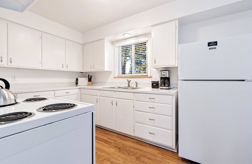 University Acres House | Ultimate Group Getaway | Big Yard, Fire Pit, Grill