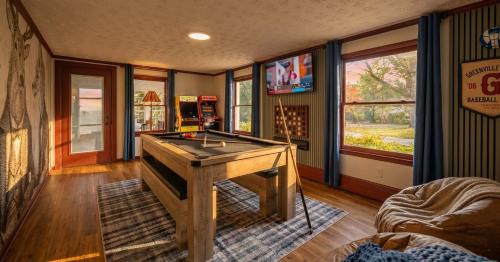 Mauldin House | Ultimate Group Getaway Pool Pickleball 5BR