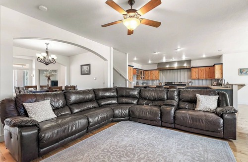 Caldwell House | Ultimate Group Getaway: 3 min from Lake, vineyards, event centers + Hot Tub