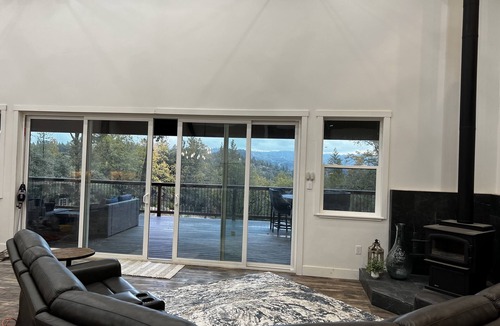 Murphys House | Ultimate Group Getaway: Swimming Pool, Game Room, Bocce & Mountain Views!