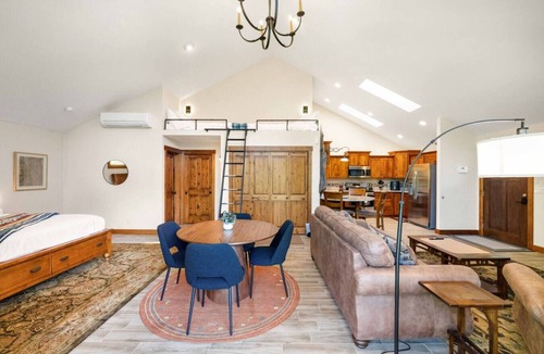 Saunders Lake House | Ultimate Guesthouse Curated Luxury with Lake+Kayak