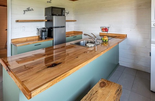 Springdale House | Ultimate Hikers and Bikers Pit Stop to Clean up and Wind Down (no cleaning fee)
