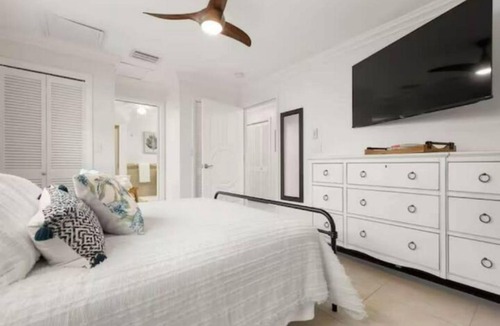 Anona House | Ultimate in Luxury 5 bedroom on canal living W pool