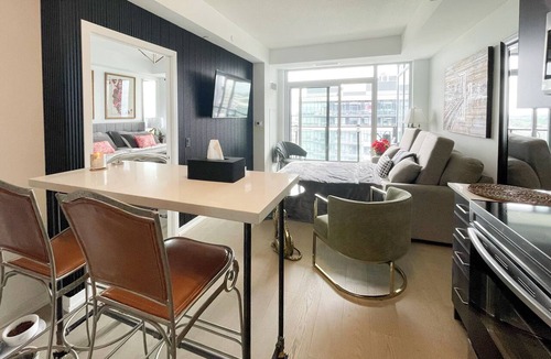 Pickering Apartment | Ultimate KING & QUEEN,PrivateBalcony, FreeParking, WIFI, Safe, Stylish