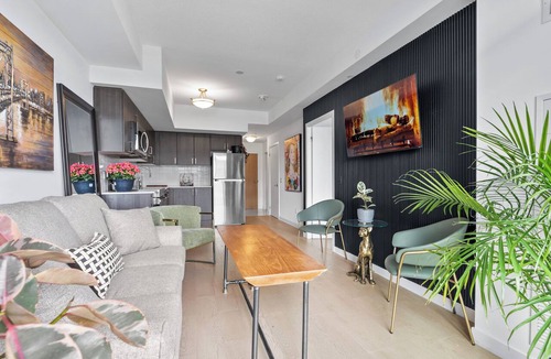 Pickering Apartment | Ultimate KING & QUEEN,PrivateBalcony, FreeParking, WIFI, Safe, Stylish