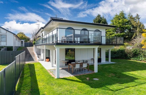Waitahanui House | Ultimate Lakefront Getaway, Taupo