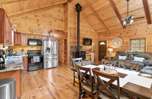 Nelsonville Cabin | "Ultimate Luxe Escape with Private Movie Theater and Game Room"