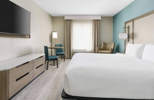 Florida Keys Hotel | Ultimate Marathon Key Getaway! Outdoor Pool, Free Breakfast, Pets Allowed!