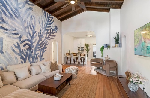 Northeast Miami Villa | Ultimate Miami Group Retreat | Sleeps 20 | Near Stadium, Beaches & Attractions