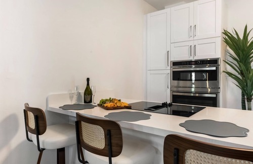 Northeast Miami Villa | Ultimate Miami Group Retreat | Sleeps 20 | Near Stadium, Beaches & Attractions