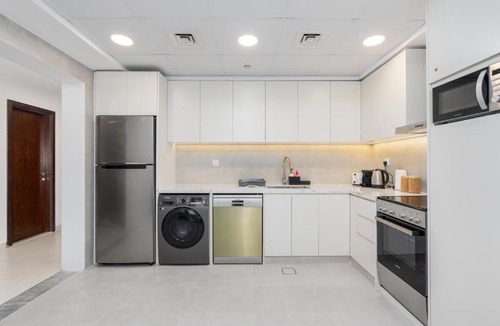 Jumeirah Lake Towers Apartment | Ultimate Stay - Modern 1BR with City View Rooftop Pool Access