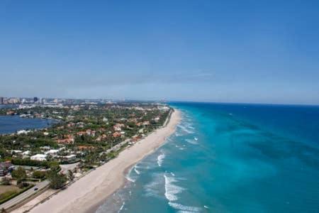 Palm Beach Apartment | Ultra modern Palm Beach Island 1 bedroom 400 SF Pool view suite 2 blocks to beach with free parking!