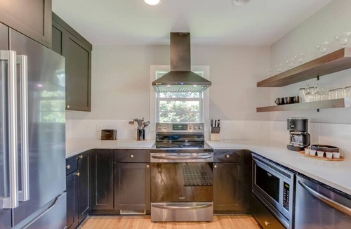 Franklin House | Ultra Relaxing & Fun - Historic Franklin Bungalow