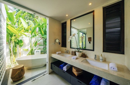 Sayan Hotel | Uma Kalai