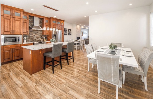Southwest Calgary House | *Unbeatable location* | luxury retreat|Garage | AC