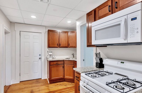 Troy Apartment | Uncle Sam's Hideaway |Nearby Colleges & Hospital|Personal Workspace|Pet Friendly