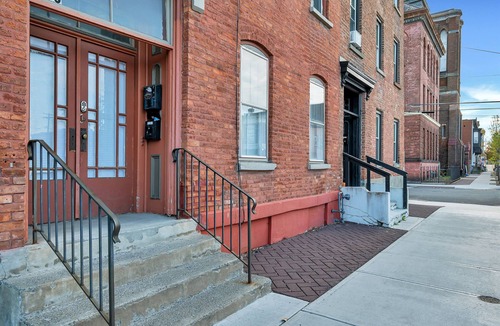 Troy Apartment | Uncle Sam's Hideaway |Nearby Colleges & Hospital|Personal Workspace|Pet Friendly