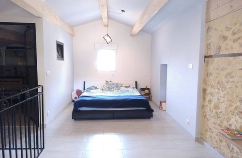 Lambesc Bed & Breakfast | Under a bicentennial oak. Quiet, spacious bedroom/bathroom. Parking G